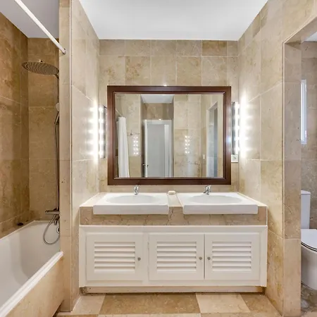 In With Private Pool & Panoramic Mountain Views 马尔韦利亚